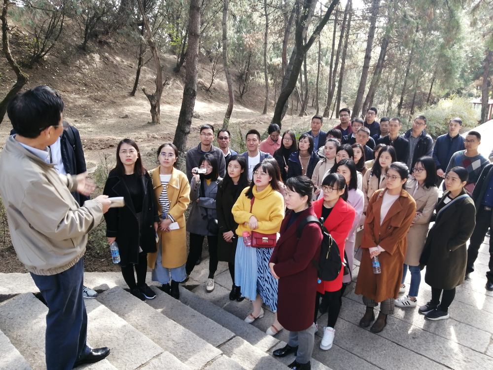 4黄帝陵参观学习董事长.png